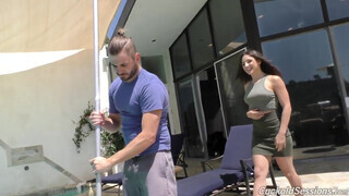 Abella Danger a hapsija előtt kamatyol
