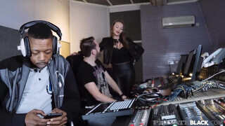 PrivateBlack - Stacy Cruz élvezi a méretes péniszt