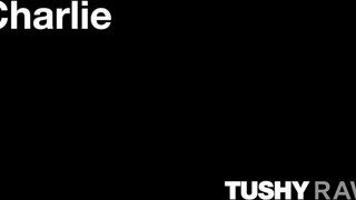 TUSHYRAW - Charlie a bűbájos világos szőke milf