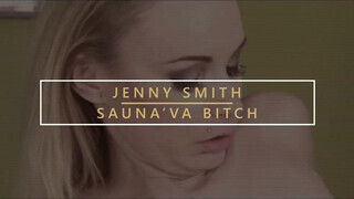 Jenny Smith a világos szőke termetes mellű milf lovagol a faszon
