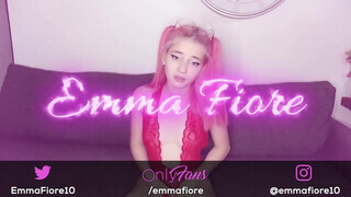 Emma Fiore óriási dildókat nyom a popójába