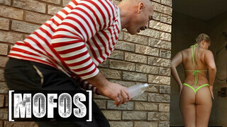 MOFOS - Harley King a bűbájos világos szőke zsenge pipi