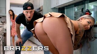 Csábító szakács Hayley Davies inkább Zac faszára koncentrál, mint a munkára porno