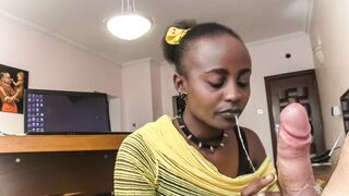 Nyakörves csoki repedtsarkú nyáladzik a főnök péniszén