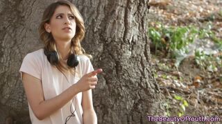 Alexa Grace fiatal lyuka forrón dörzsölődik leszbi szerelmében