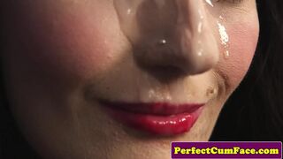 Bájos csipkés szépség termetes adag arcon