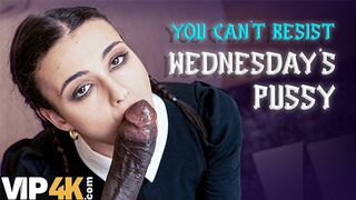 Lispy wednesday kupakolta a nevelő apa gigantikus faszát mint egy igazi kutyaként