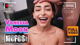 Karcsú csoki Vanessa Moon megküzd jmac gigászi farkával minden pózban