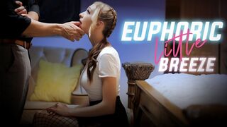 Cuki zsenge Breezy Bri kinky hangulatban csábítja a nevelő atyja barátját szívdöglesztő alsóruhában
