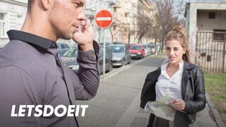 Lenyűgöző turista Silvia Dellai mélyen megkúrelva egy helyi pasi által