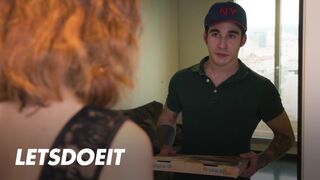 Megcsaló cunci Arian Joy először a barátját baszogatja, aztán a kézbesítő hapsi megdugja jól