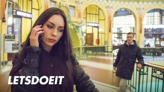 Arwen Gold szűk punciba vágyik egy külföldi cerkája kalandra