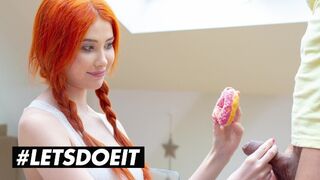 Gisha Forza gigantikus tőgyes vörös bombe egy fánkot érő erőszakos dugásért