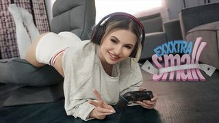 Pici fiatal pipi Aria Banks elkapja magas mostohabátyját Chris Epicet, aki a szobájában veri a lőcse