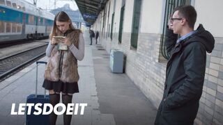 Selvaggia zsenge lány felfogta Charlie Dean hatalmas faszát egy gyors pov dugásra