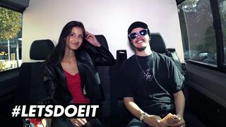 Vékony néger Coco Kiss pénzért leszopja a gigantikus csoki fazt az autóban