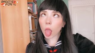 Japán iskoláslány mélyen orálozza a dákója és vadul lovagol rajta