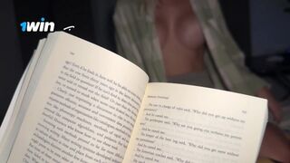Nevelő hugom csábított el olvasás közben – ízletes közeli dörzsölés a óriási popós tinitől