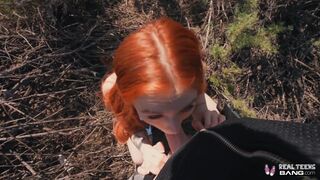 Szívdöglesztő vörös tinédzser Madi Collins kibelezi a puncáját és keményen megdugja a óriási léce