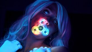 Neon fénylő tinédzser gádzsi csábít faszodat tökéletes testével