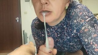 Ne mondd el senkinek! vadító milf nevelő anya szopással segít a nevelő fiának és szájába élvez