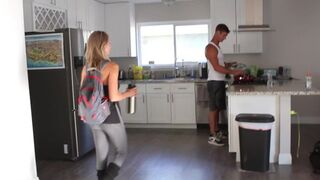 Csábos világos szőke fitnesz lány nedves szopást ad a pasijának és lenyeli
