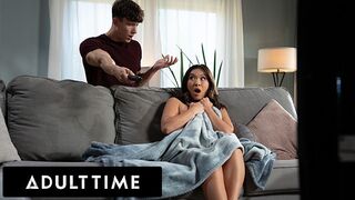Adult Time vonzó kalandja - Kimmy Kimm maszturbáláson kapva, de nem tud ellenállni a gigantikus farknak