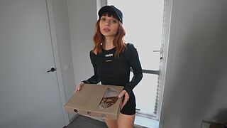 Bájos diáklány futár megette a pizzámat és megbasztam a szűk punciját