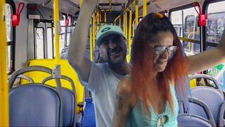 Idegen egyetemista gádzsit kefélnek meg a buszon!