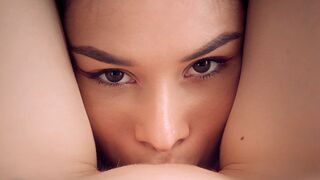 Forró leszbi pillanatok a Wow Girls csatornán - Kettő kívánatos maca bula nyalása