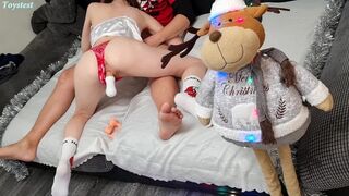 Zsenge amatőr pipi megmutatja, hogyan kívánja a vad hármast műfütyivel kezdve