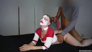 Harley quinn keményen orálozza a nagy bájdorongot és lovagol rajta beleélvezésig éjszakai változatban