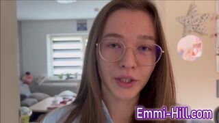 Kinti spriccelés! 18 éves vékony zsenge kufircolja termetes punciját a szabadban, amíg el nem élvez