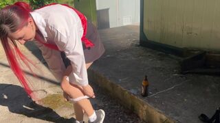 Rajtakaptam a szomszéd fiatal lányát ivás közben és üveggel büntettem meg a popóját