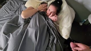Dupla pici kannás barna hajú lányra pisil az ágyban majd pisi áztatta bugyijukban csókolóznak