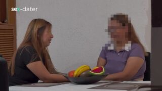 Csinos érett nő ujjazza a zsenge lezbi puncit, amíg az lőve élvez