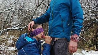 Nyilvános orál és sperma lenyelés a hegyvidéki folyó partján