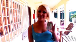Mickenzie Moore világos szőke főiskolás csajként orálozza és lovagolja a vastag péniszt