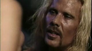 Retro pornó gigászi fasszal Susana Spears és Dallas D'Amour főszereplésével az eredeti HD gyűjteményben