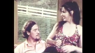 John Holmes nyalja a gádzsi lucskos punáját a retro pornóban