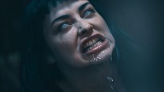 Szívdöglesztő Kék Hajú Punk Pipi Átváltozása - Jewelz Blu a Parasited Csatornán Vadul Mag Numb-bal