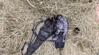 Termetes fenekű öreg nő cumizza a paraszt farkát a disznóólban